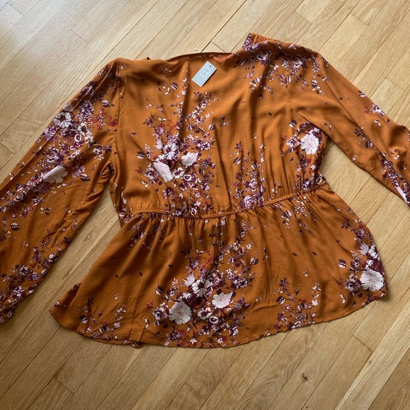 🍂CLEAROUT Gold Floral Crochet Wrap Top - Picture 6 of 11